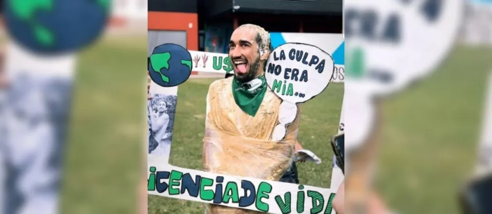 De muy mal gusto: se graduó, “festejó” disfrazado de víctima de femicidio y le pasó lo peor