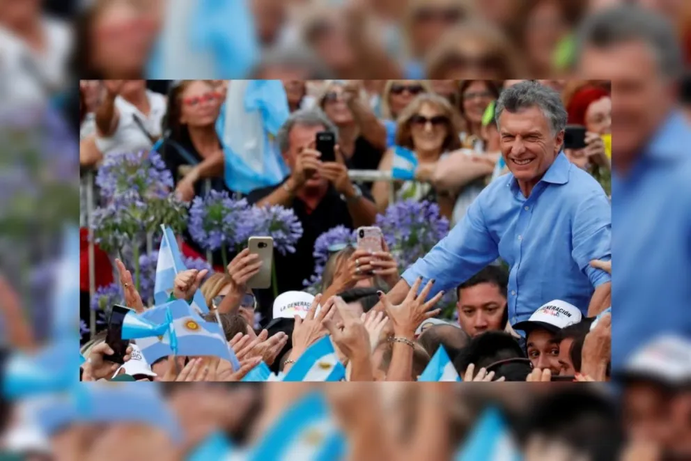 La postal de la que hablan todos: Mauricio Macri se retiró de la Plaza de Mayo "a cococho”