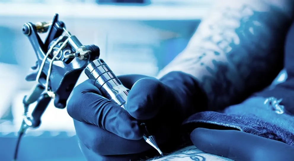 ¡De locos! Quería hacerse algo diferente, y decidió tatuarse el pene