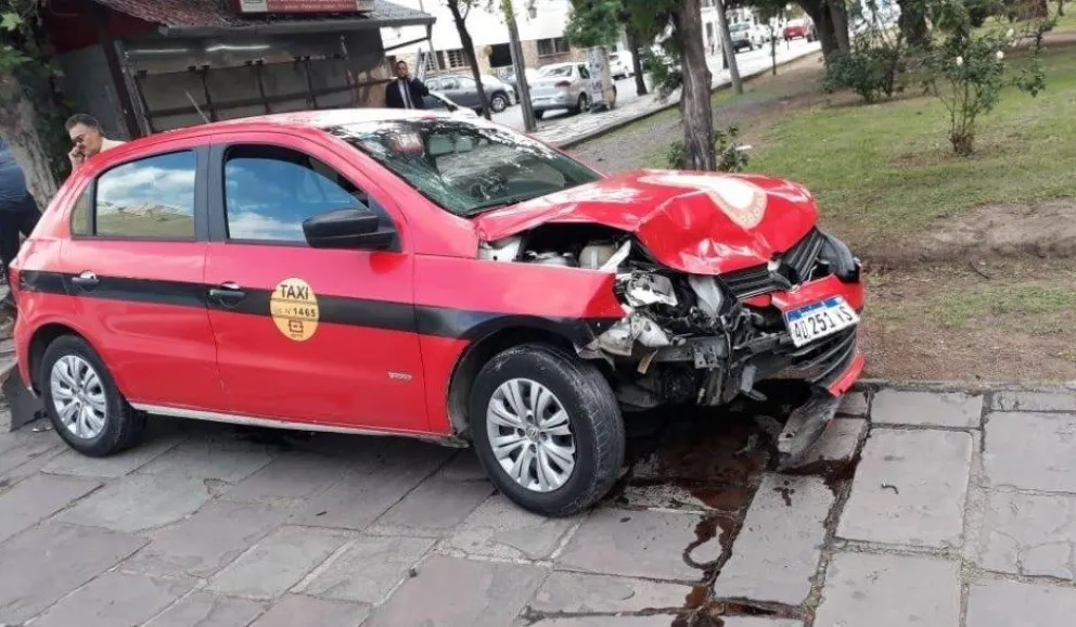 Un taxi y un remis protagonizaron un duro choque