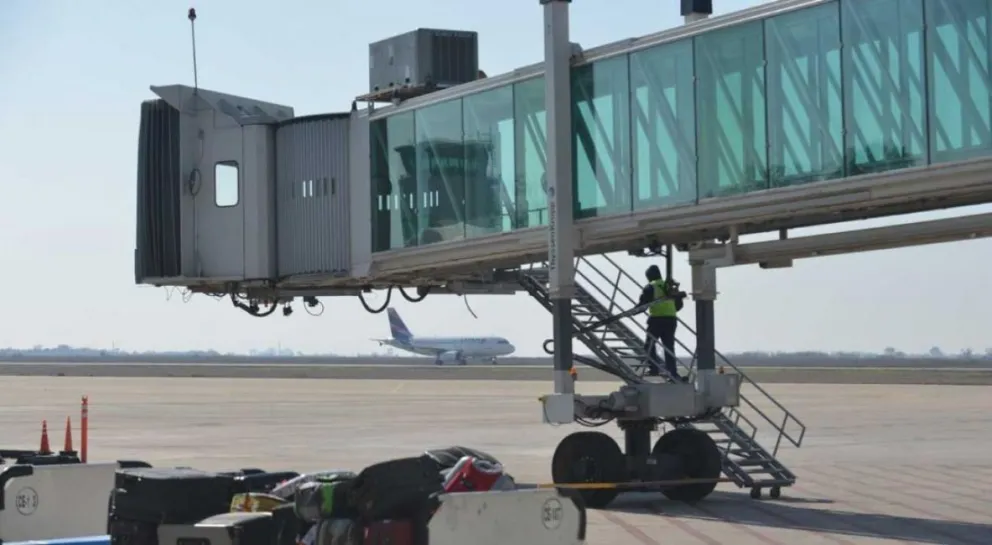 Terrible: se partió la manga de embarque del aeropuerto de Salta