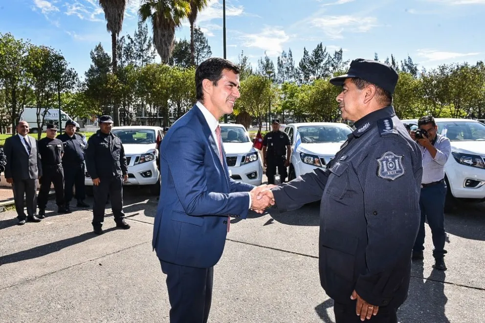 Juan Manuel Urtubey entregó 7 camionetas Nissan O km a la Policía