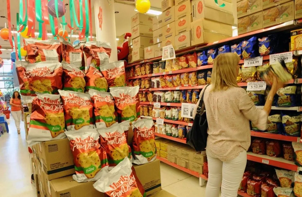 El Gobierno acordó una canasta navideña a $199