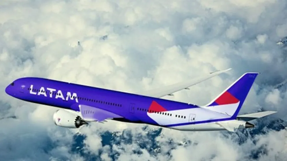 Se prendió fuego una turbina de un avión de LATAM: pánico y corrida de argentinos dentro del avión