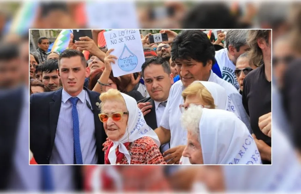 Evo Morales participó de la tradicional marcha de las Madres de Plaza de Mayo
