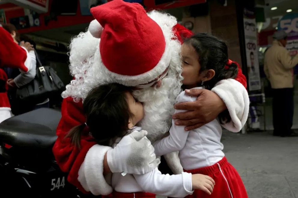 ¡Hermoso gesto! Salteño se disfrazó de Papá Noel y repartió golosinas