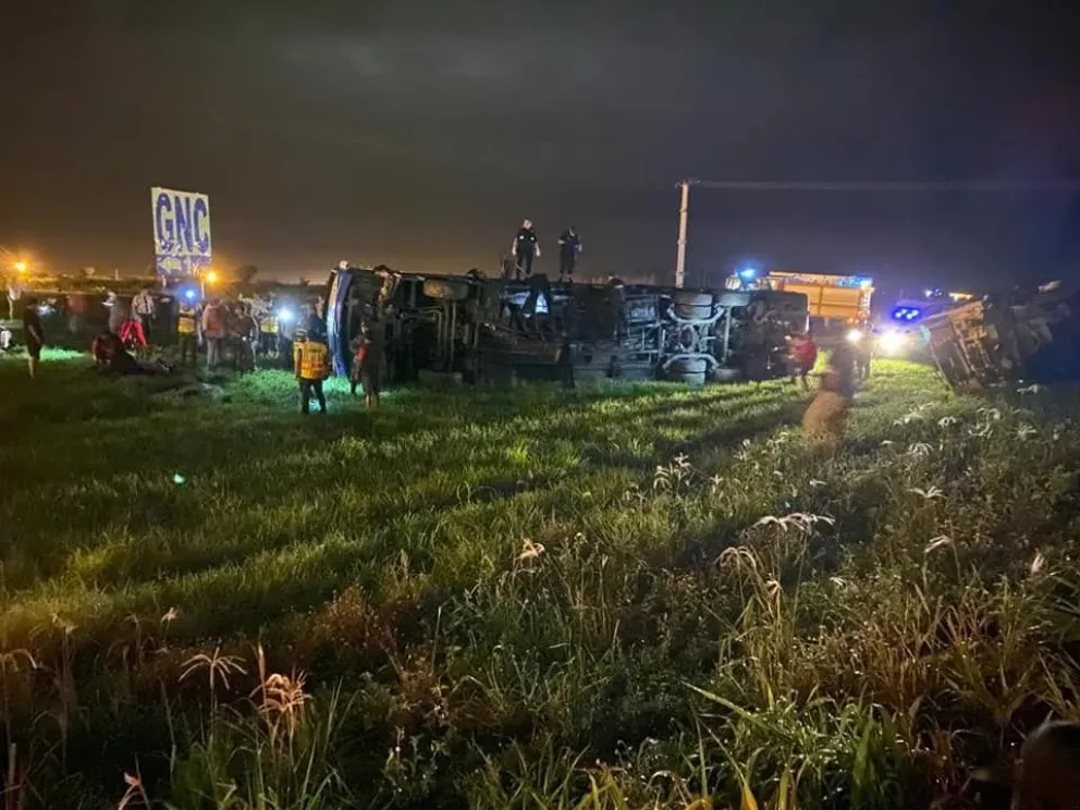 Rosario de la Frontera: tremendo choque entre un camión y un ómnibus de Flecha Bus