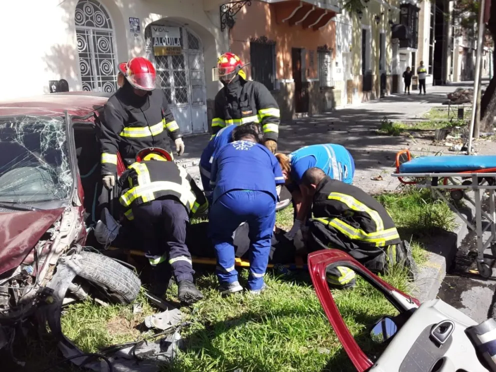 Atrapado sin salida: salteño chocó contra un árbol y quedó aprisionado. FOTOS