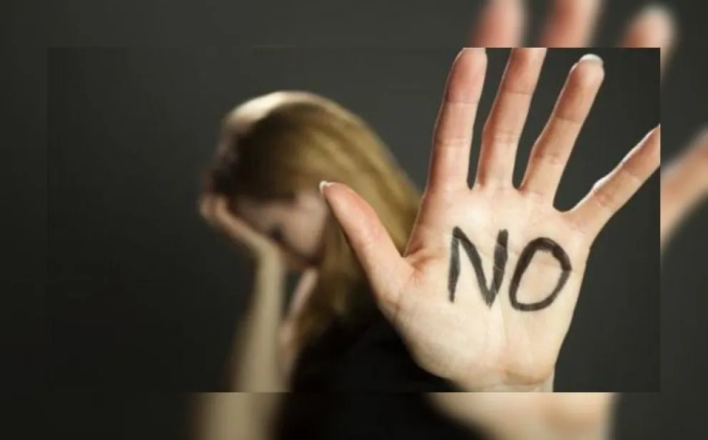 Un cineasta recomienda a mujeres llevar preservativos y no resistirse a la violación así no son asesinadas