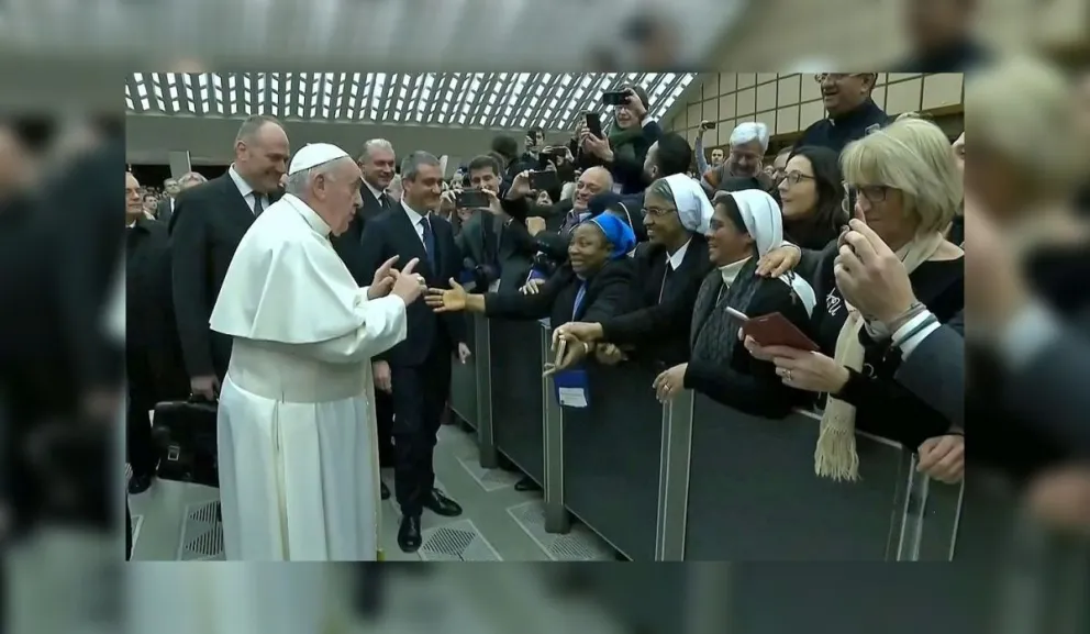Nuevamente el Papa Francisco causó polémica al saludar una monja