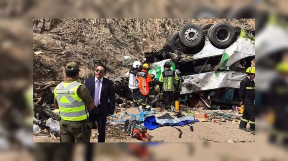 Tragedia en Chile: cayó un colectivo por un barranco y hay muertos