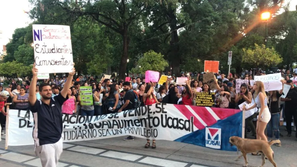 Estudiantes de la UCASAL se manifestaron frente al Arzobispado de Salta