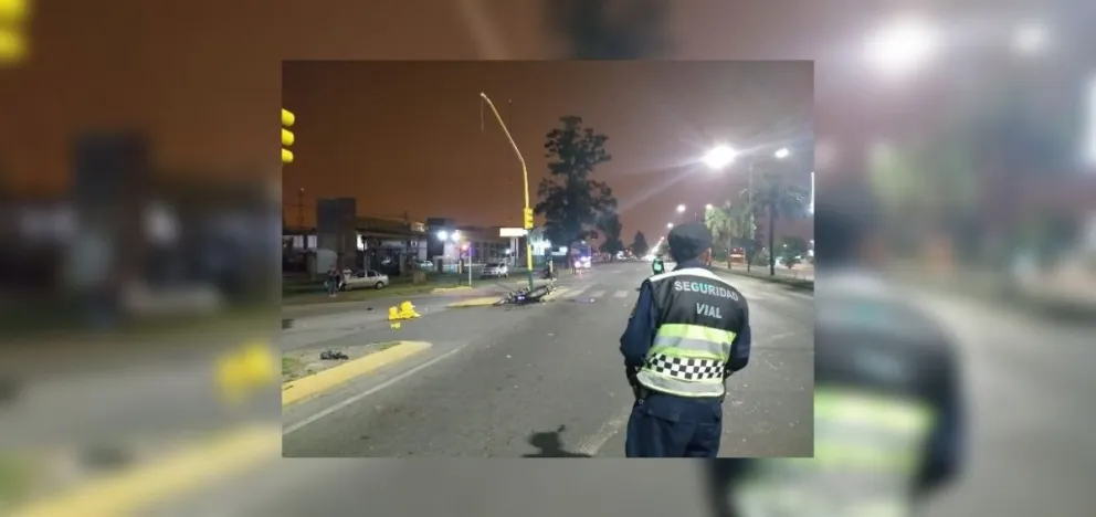 Impactante choque: murió una salteña al estamparse con un semáforo
