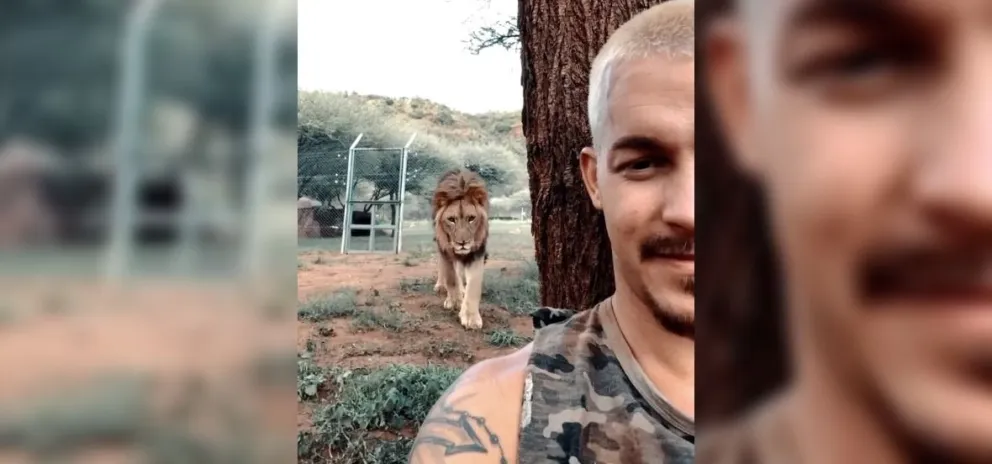 ¡Qué miedo! Parecía que se iba a sacar una selfie con un león de fondo, pero pasó algo inesperado