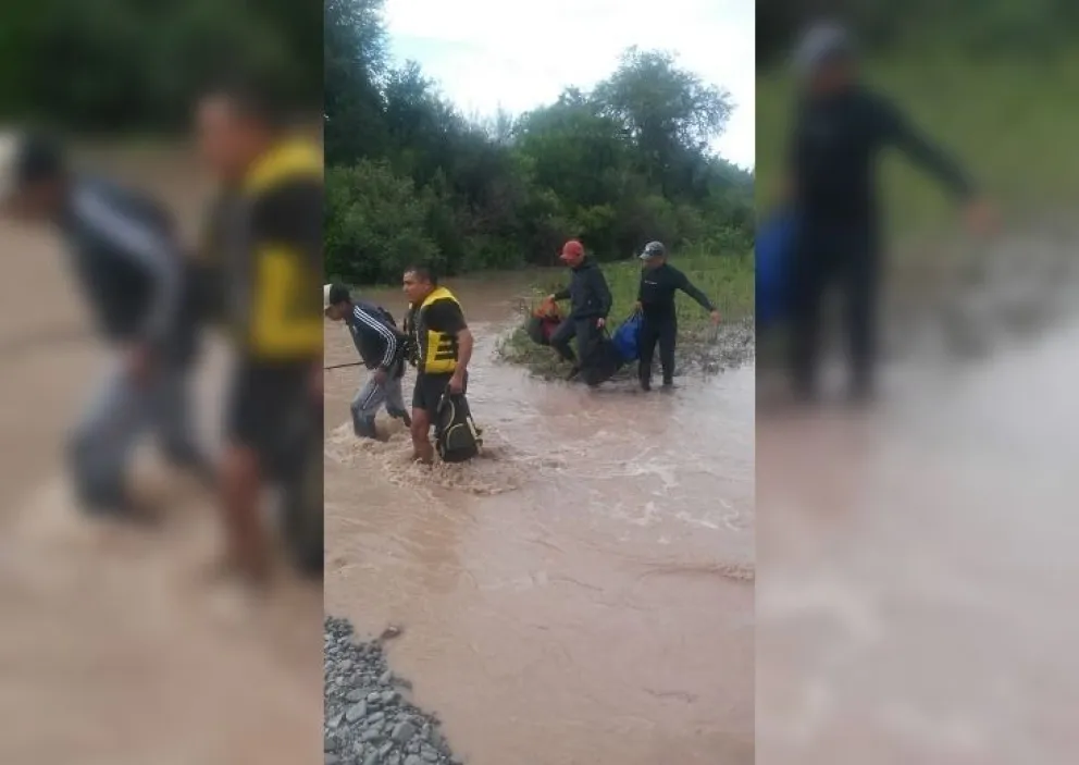 Cuatro jóvenes quedaron atrapados en el cauce del Río Las Garzas