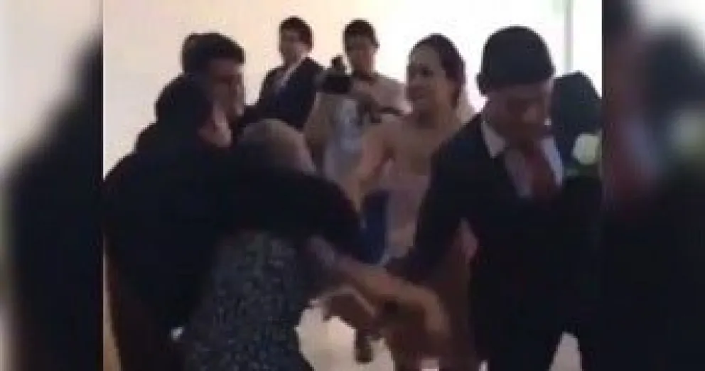 VIDEO. Mujer interrumpe en un casamiento y protagoniza el escándalo de su vida
