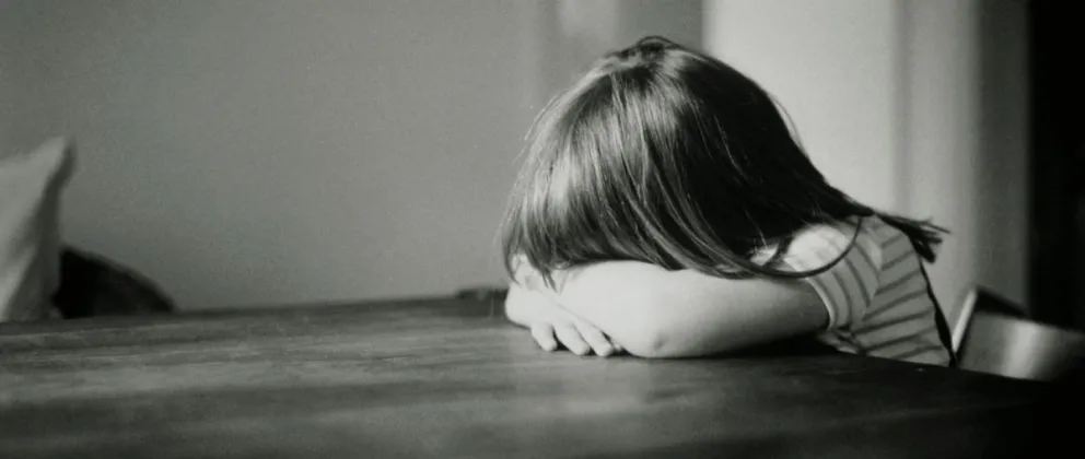Bestia: golpeaba a su hijita de tres años y tenía bajo amenazas a la mamá