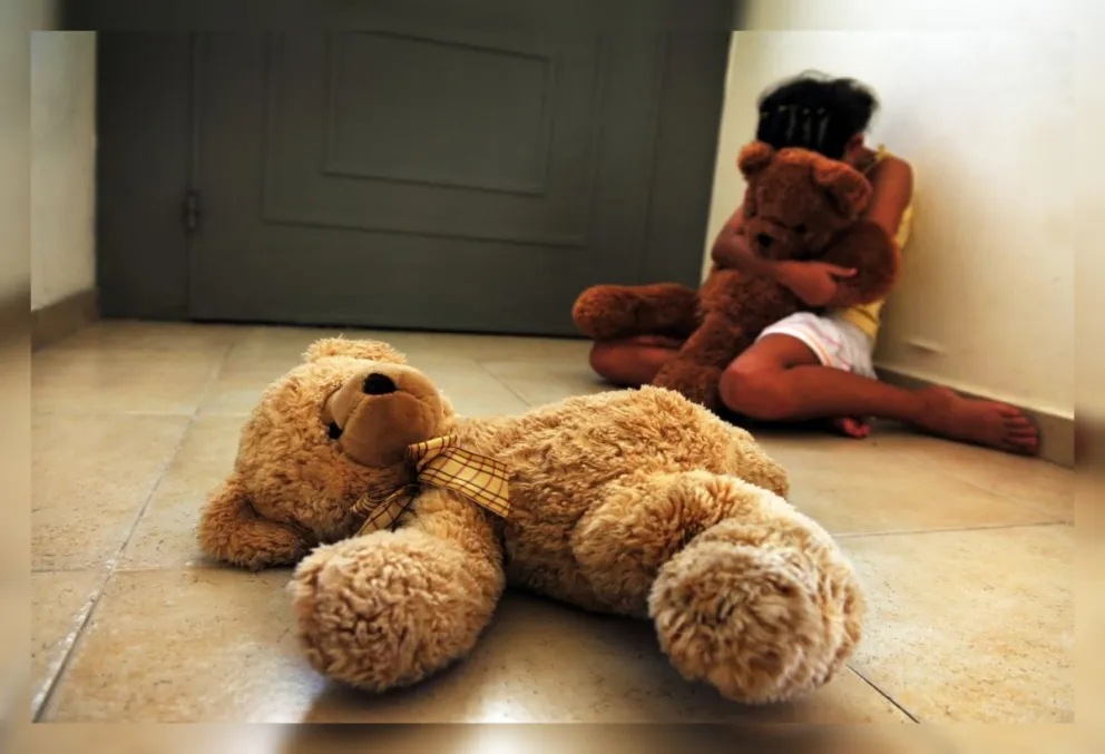 Inhumano: golpeó, torturó, drogó e intentó asesinar a la hija de su pareja