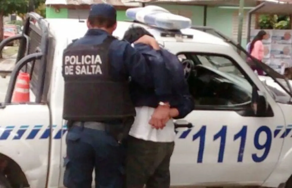 Armado hasta los dientes como en el lejano oeste: así circulaba un salteño como si nada