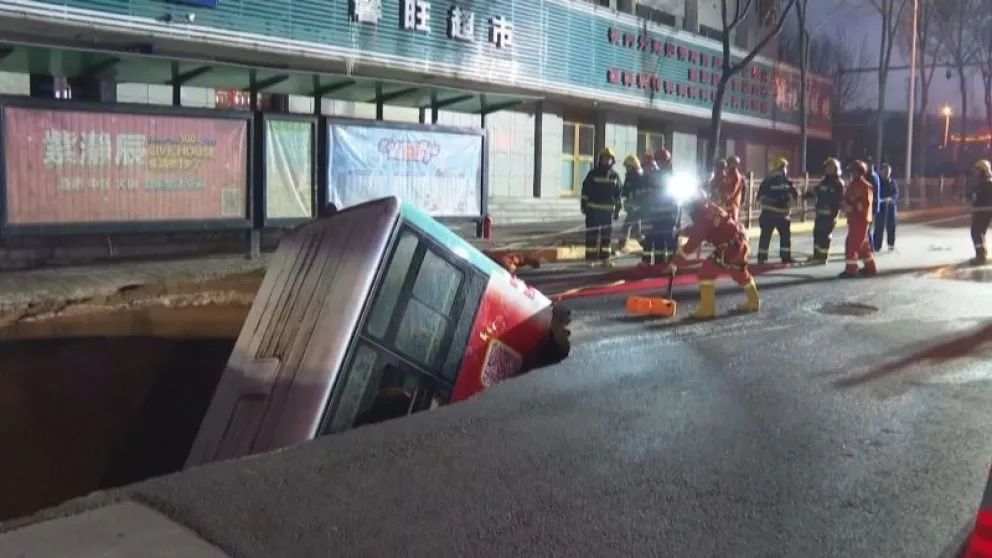 VIDEO. Tragedia: la tierra tragó a un colectivo y hay muertos