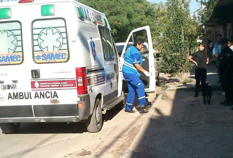 ¡Pudo ser una tragedia!: motociclistas fueron embestidos por un remis, uno terminó con cuello ortopédico
