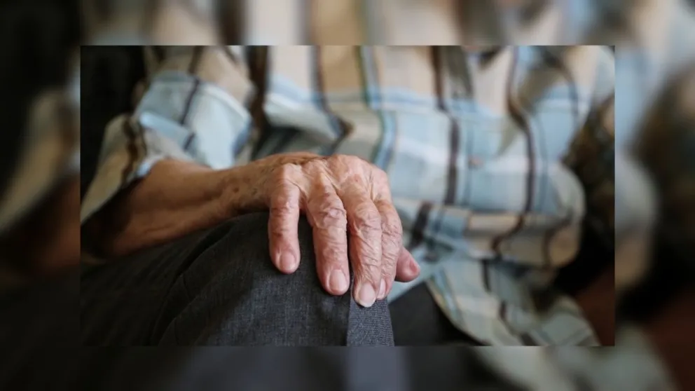 Insólito: una abuelita fue ferozmente golpeada por una travesti