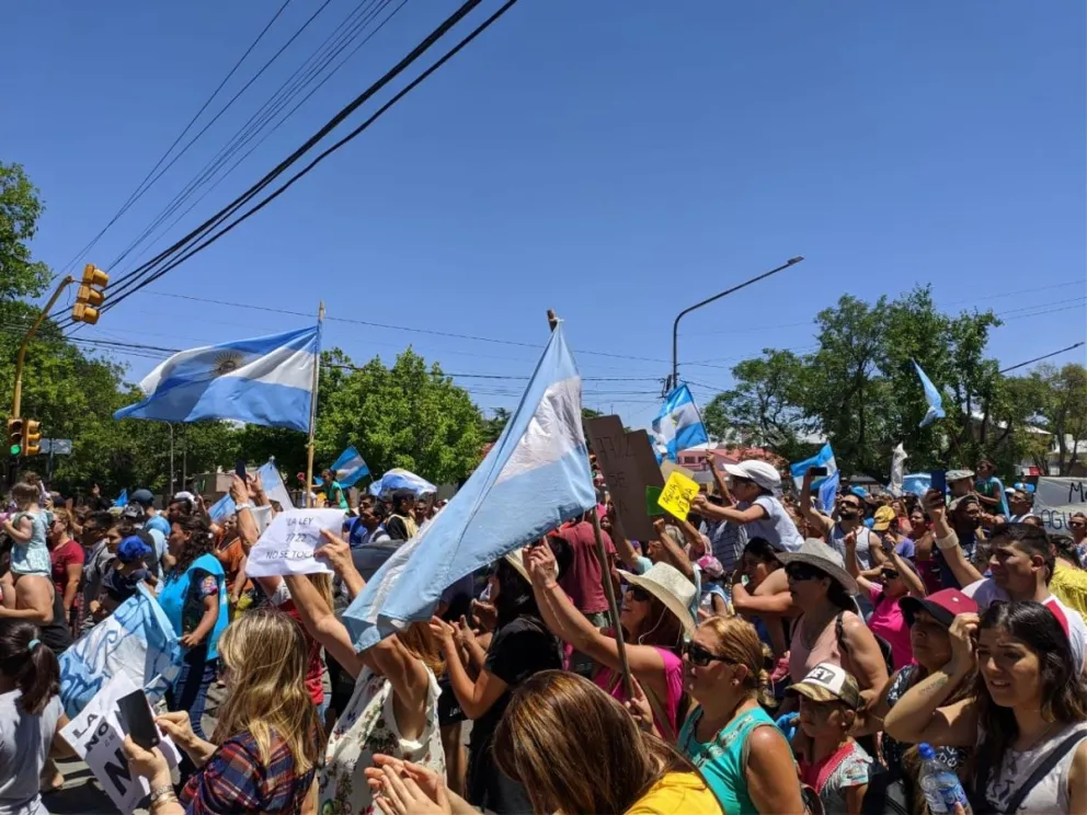 Todos contra Cornejo por la nueva ley en Mendoza: "Agreguen gas pimienta y cianuro al champagne en esta Navidad"