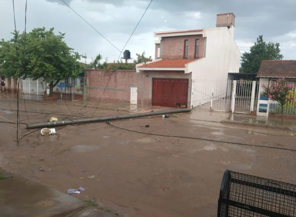 Tremendo temporal en General Güemes dejó varios postes caídos