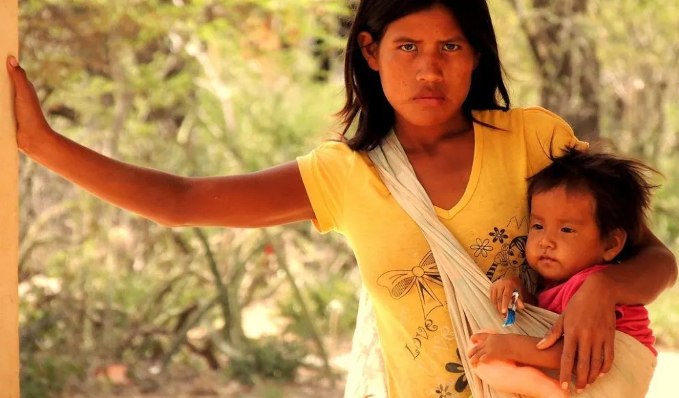 Escándalo: un bebé wichí y su mamá están a la deriva