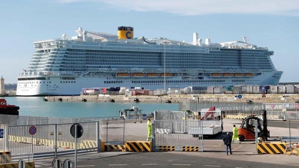 Un crucero quedó en medio del mar por un posible caso de coronavirus