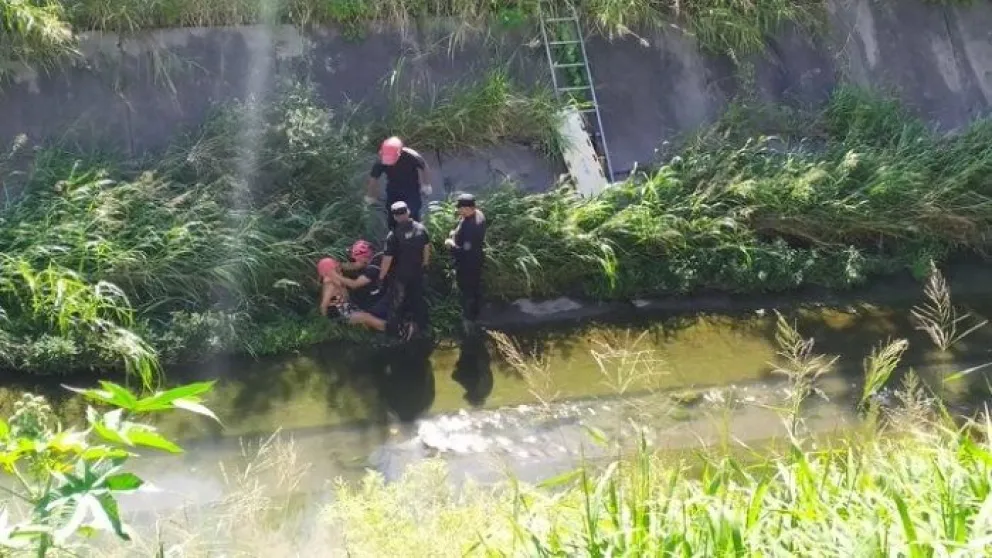Dramático rescate: una salteña ebria se cayó a un canal