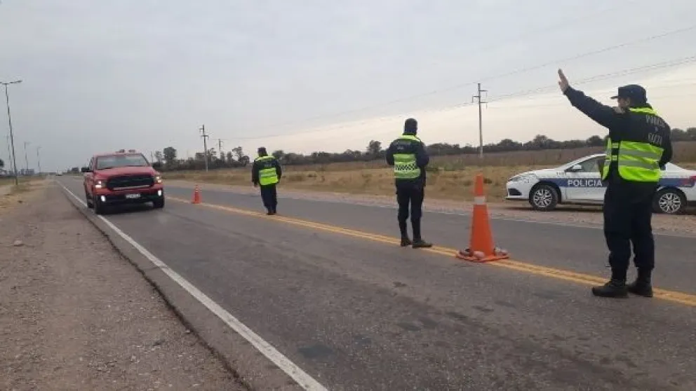 Hasta las manos: la Policía le decomisó todo dos  hombres. ¿Qué llevaban?