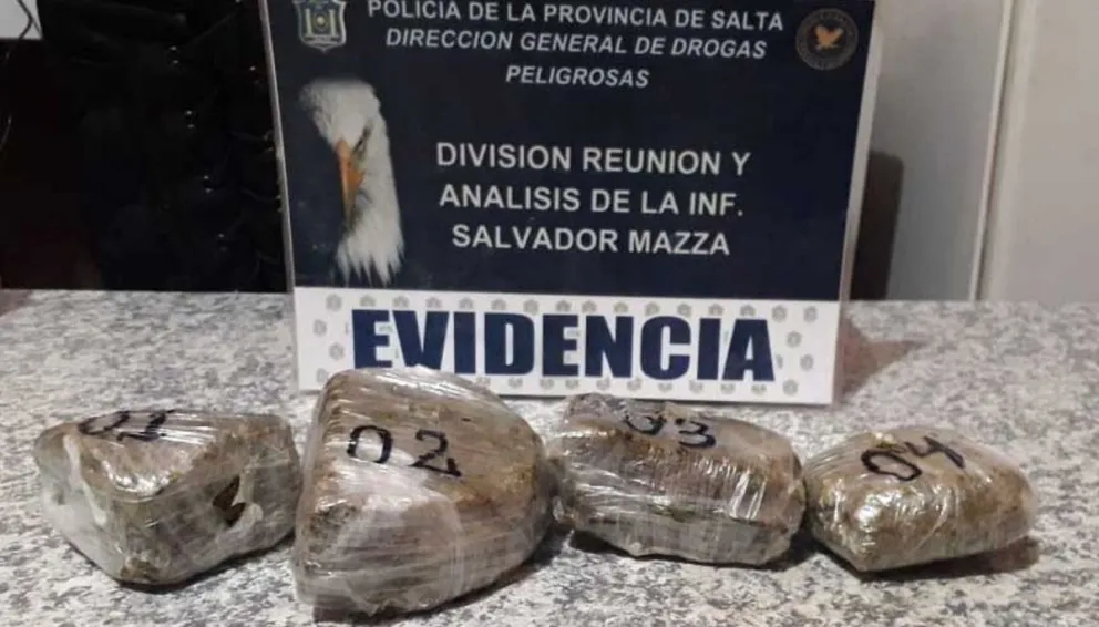 Dos salteños llevaban paquetes de marihuana en su moto: así los decubrieron