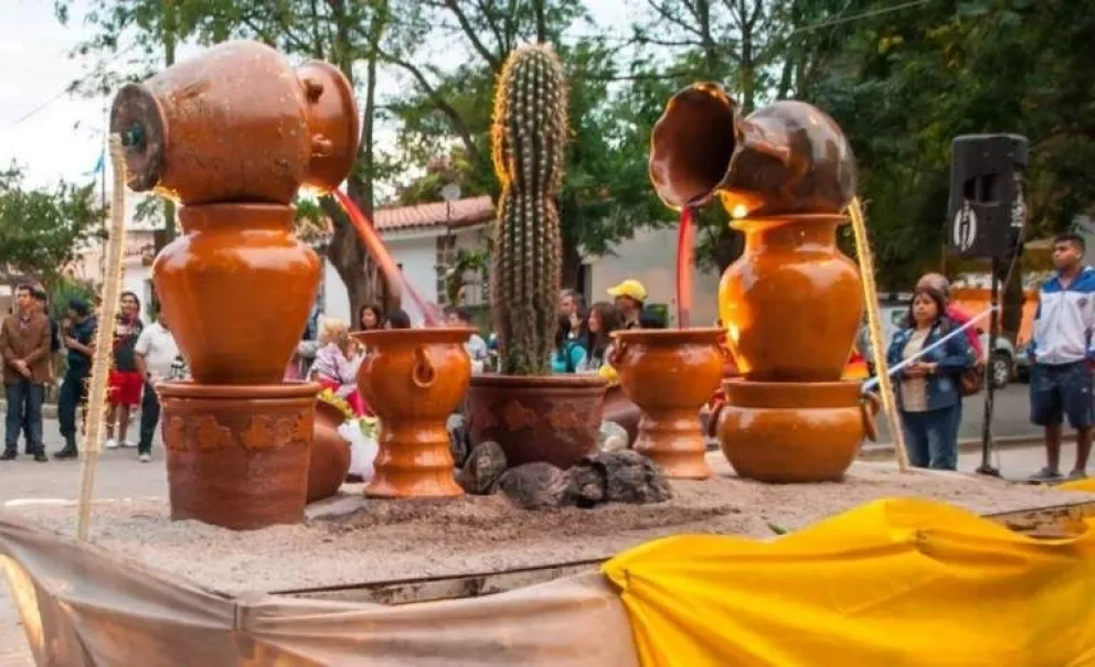 Fiesta de la Vendimia Salteña: todos fascinados con una fuente de vino… ¡gratis!
