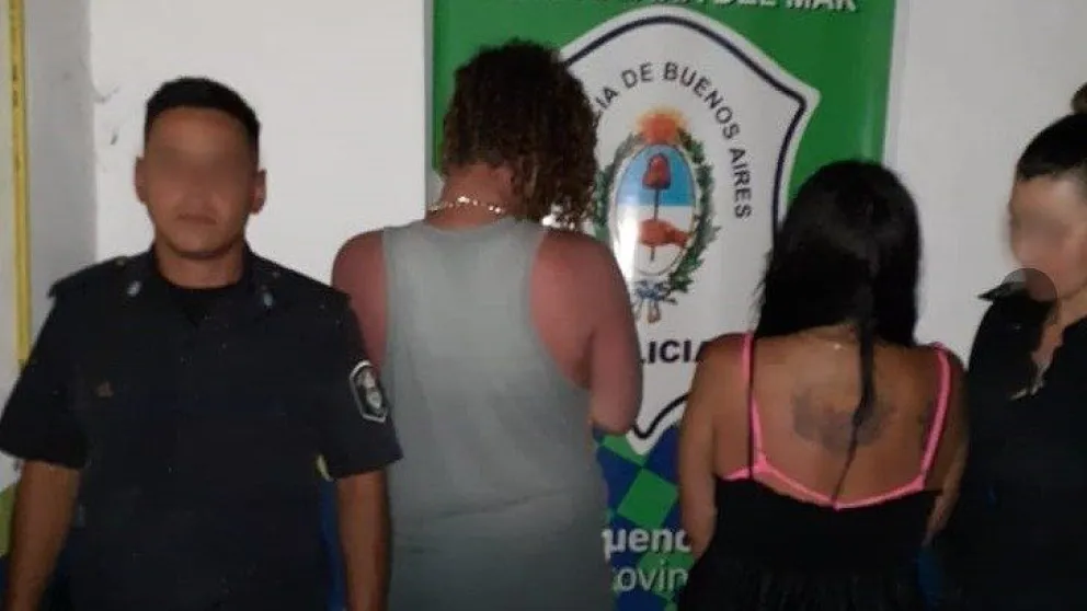 Insólito: una pareja se quiso meter al mar y dejaron a su hija enterrada en la arena