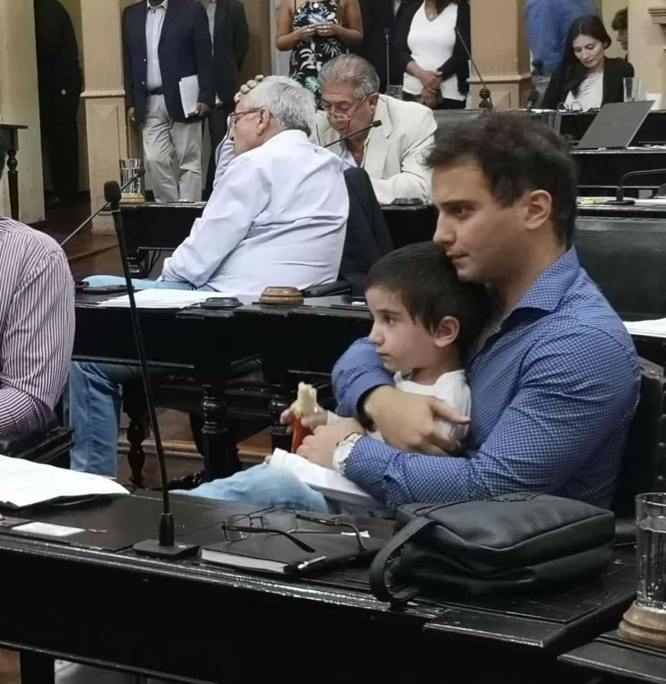 A pesar del arduo trabajo, prevalece el amor de padre: Exeni recibió la visita de su hermoso hijo