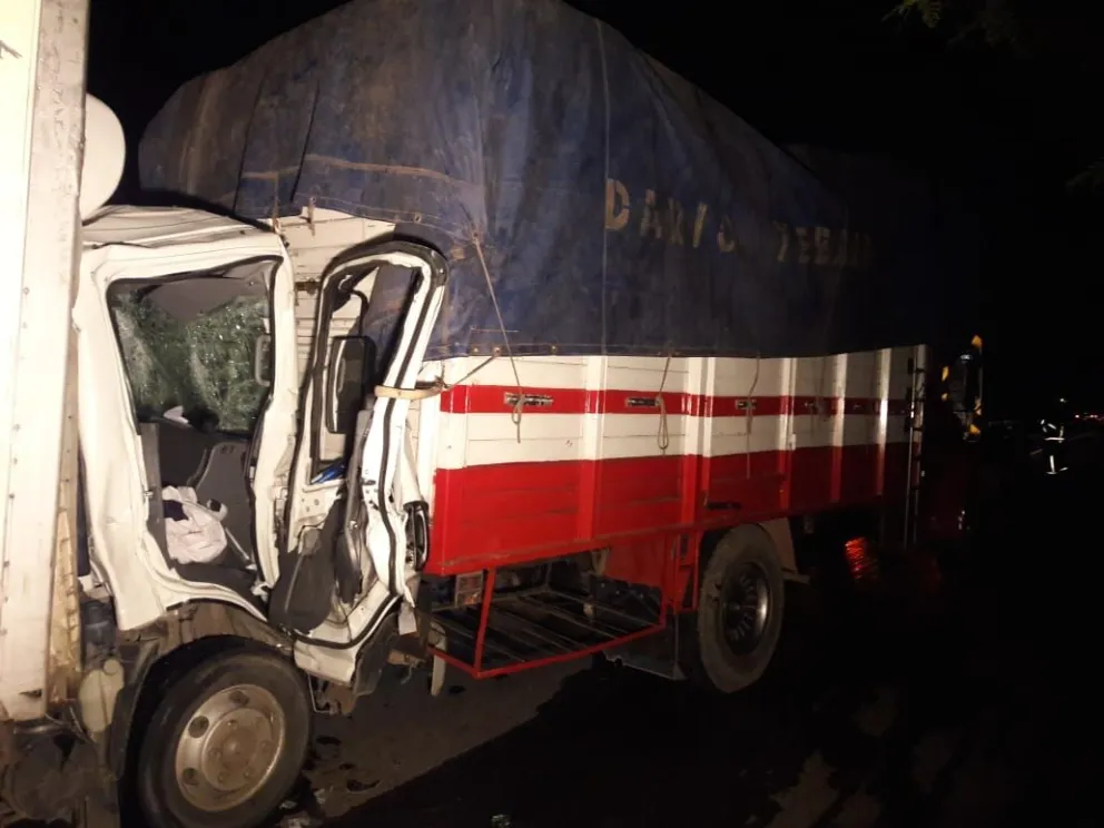 Terrible choque: un hombre quedó atrapado en la cabina de un camión