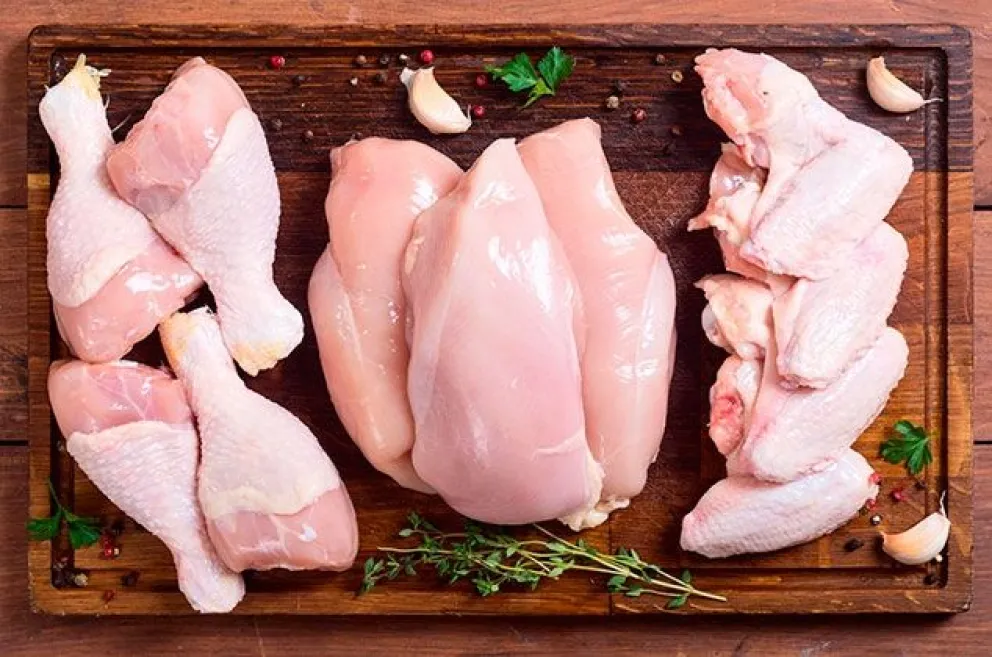 Alerta: el error que el 44% de las personas comete al cocinar pollo y presume un riesgo para la salud
