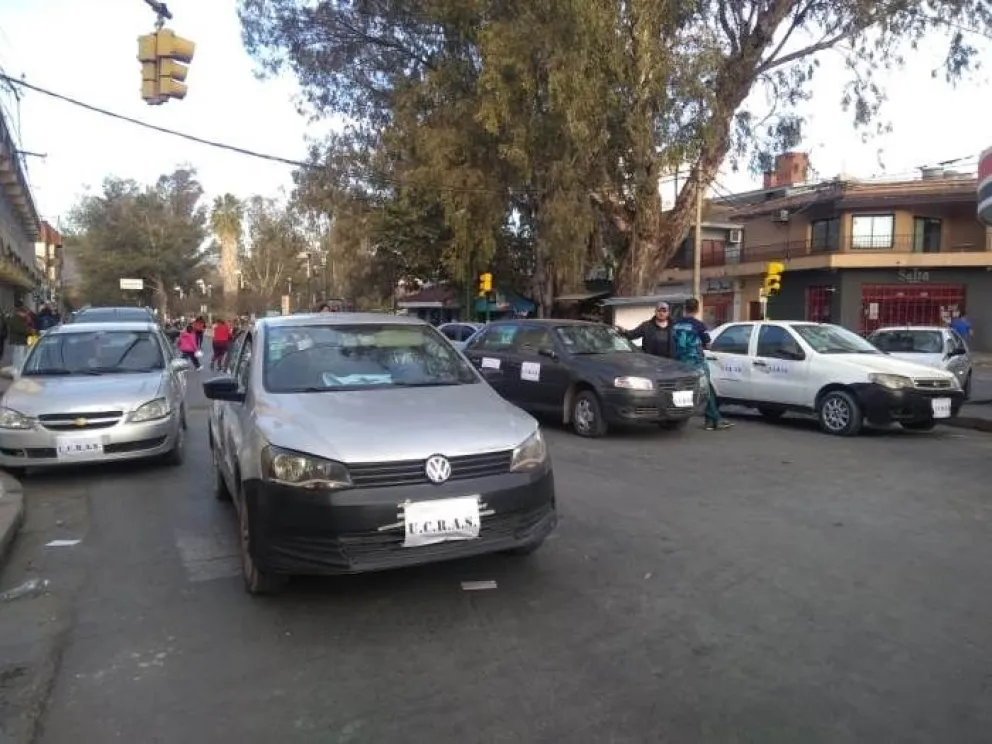 VIDEO. Tensión: remiseros se movilizaron en la AMT para reclamar sus derechos