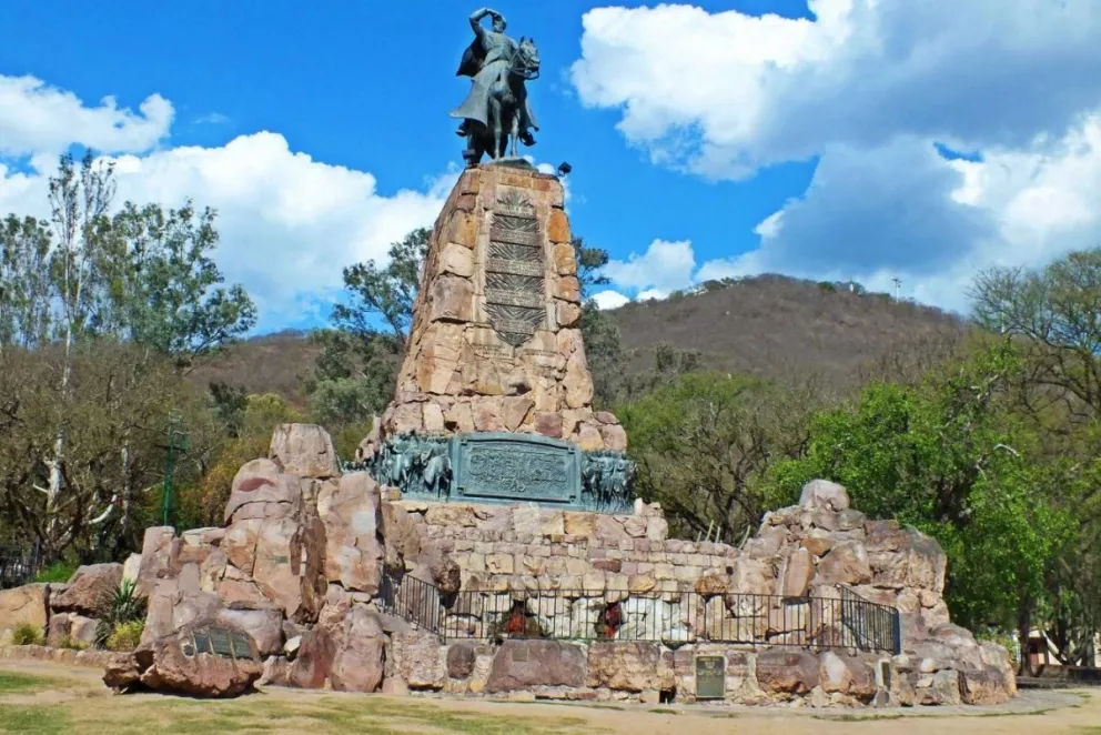 Un grupo de caporales subió al monumento de Güemes y de se desató una guerra