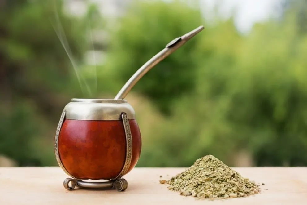 Atención: la ANMAT prohibió un quitaesmalte, un aceite y una yerba