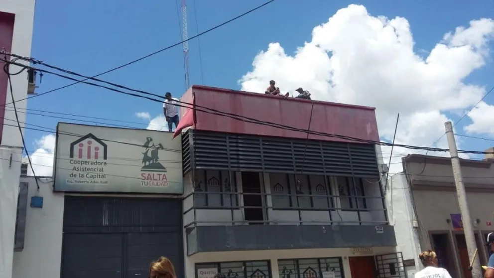 Tensión: empleados de la Cooperadora Asistencial tomaron el edificio