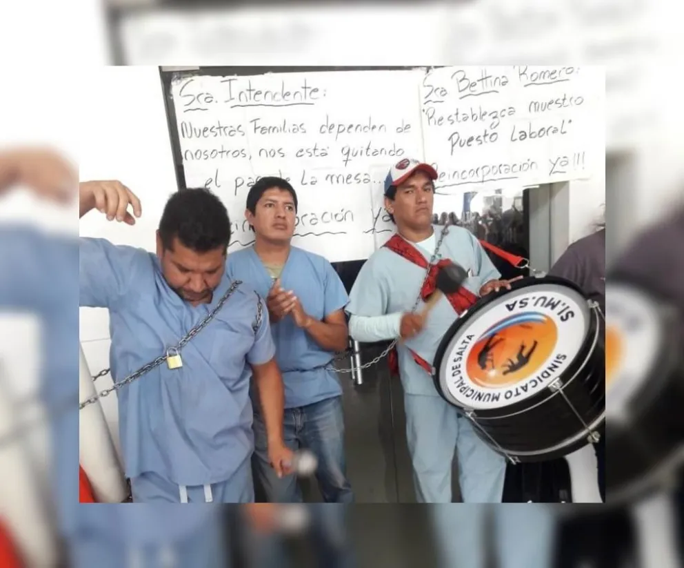 Paro: empleados se encadenaron en el CCM