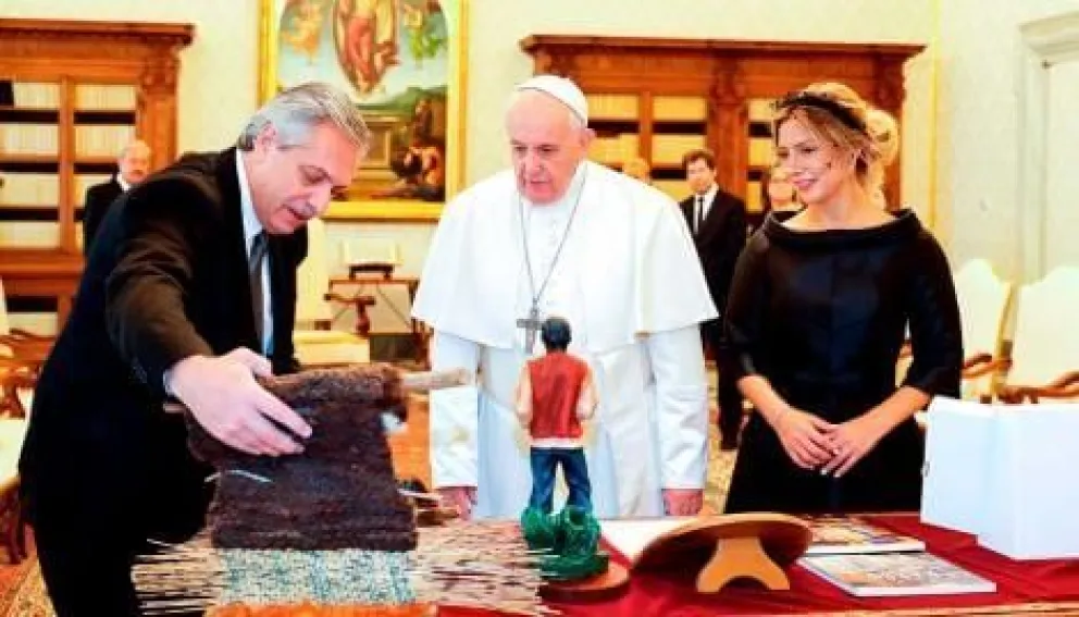 El Papa Francisco intercambió regalos con Alberto Fernández