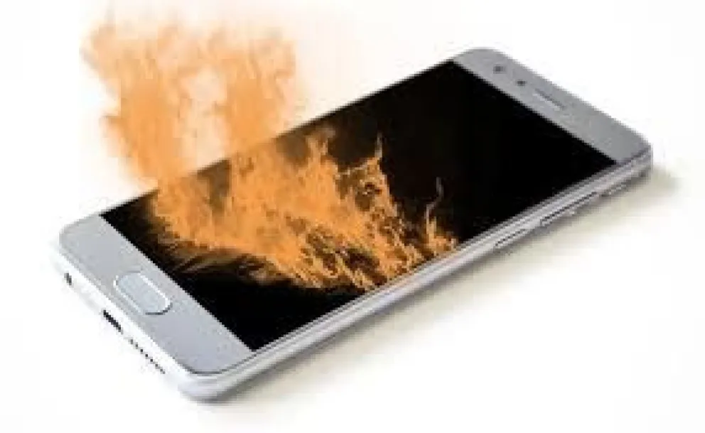 Joven despertó en "llamas" tras explotar su celular mientras dormía