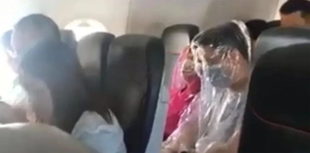 VIDEO. Insólito: unas personas viajaron envueltos en avión por el coronavirus