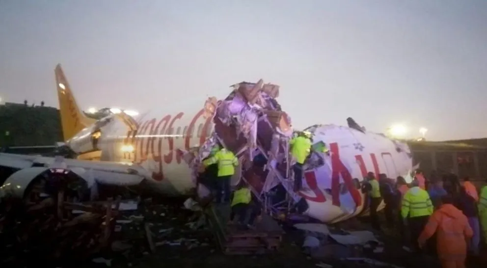 VIDEO. Horror: se estrelló un avión y se partió en tres partes