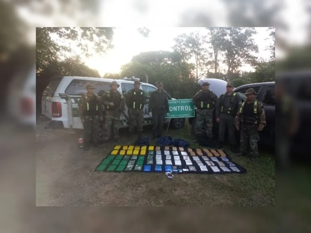 Se asustaron: narcos abandonaron una camioneta llena de droga