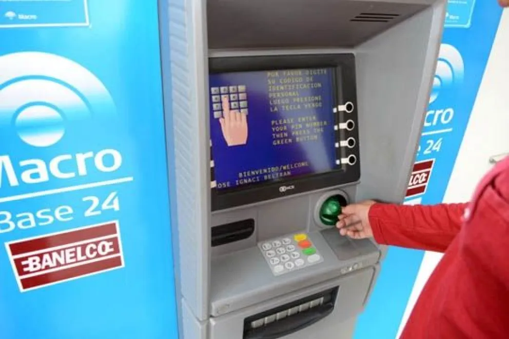 Haberes: se cobra el sueldo de febrero con un incremento de $2.000 además del 8% al básico