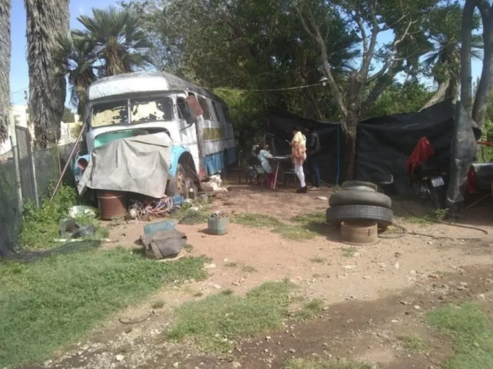 Sin corazón: le cobró la jubilación a su mamá, y la dejó abandonada en un micro viejo